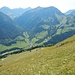 Ich wanderte hinunter zu dem schon von ganz oben aus gut zu erkennenden Schotterweg, der von der Alp Dürry zur Alp Acherstutz hinaufführt.