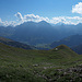 Blick runter auf die Alp Furggi. Hinten die Lohner-Gruppe