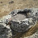 Una sorta di bacinella naturale nella roccia utile alla raccolta di acqua piovana, perché sul Monte Santo non c’è acqua.