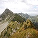 Nach der Fochsenflue ändert die Tour ihren Charakter. Zwar verlaufen auf dem Grat auch hier Pfadspuren, nur sind sie deutlich spärlicher und unmarkiert.