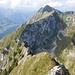 Unmittelbar vom Gipfel weg wird der Untergrund spürbar schlechter: Eine Spur ist kaum noch vorhanden, und Felsbrocken unter dem Gras machen die Route stellenweise zu einem Knochenbrecher. Hier heißt es vorsichtig sein.