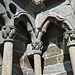 Il portale romanico della chiesa è formato da colonnine con capitelli floreali.