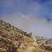 Bald am Col de la Masse, die Gesteinsfarben bieten einen tollen Kontrast zum Nebel.