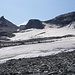 Blick auf den geröllfreien Teil des Glacier des Barmes de l'Ours. Der Aufstieg zum gleichnamigen Col erfolgt über die Rinne mit Schneefleck rechts von dem schiefen Felszacken. 