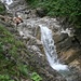 im engen Tal-, Schluchteinschnitt finden sich zahlreiche Wasserfälle - und ""wilde" grosse "Badewannen"