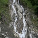 den beinahe senkrecht aufragenden Gesteinsfalten nach sucht das Wasser den Weg ins Tal
