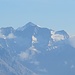Das Finsteraarhorn lugt hinter einem Berg hervor.