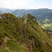 Nach einem Päuschen machten wir uns nun an die Überschreitung. Die seilversicherte Route führt in eine felsige Flanke...