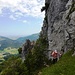 Danach geht es überraschend einfach weiter. Ein schmales Weglein führt hinauf zum Grat...
