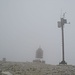 Gut eine Stunde nach der Lückelescharte schält sich der Gipfel mit seinen Aufbauten aus dem Nebel.