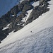 Der ältere Bergsteiger ist Richtung Senggchuppa weitergegangen, hat mit gefrorenem Untergrund zu tun (50fach vergrößert).
