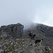Wir vier auf dem Sattel und der Gipfel im Nebel