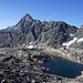 Das Seelein auf den Gletscherschliffplatten. Im Hintergrund die Bessanese.