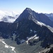 Blick von der Punta Collerin zur Bessanese und das Gerölltal des Pian Gias Gletschers, durch das der Weg führt. 