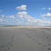 Meist findet man am Strand festen Sand zum Wandern, manchmal gerät man wie hier auf dem Foto auch auf weicheren Untergrund, wo man bei jedem Schritt einsinkt.