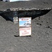 Questo è ciò che resta del rifugio Torre del Filosofo sommerso dalla lava durante l'eruzione 2002-2003
