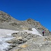 Der Aufstieg vom Gletscherbecken auf den Nordwestgrat erfolgt bei der Einsattelung über dem Firnfeld, rechts die Pointe de Novalèse.