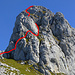 Mont Gardy W-Grat mit dem rot eingezeichneten "grünen Wanderweg": links Zustiegsband und Einstiegsrinne, schräg darüber die Querung zum 1. Couloir rechts vom markanten Pfeiler, über dessen Kopf die beiden Felsstufen zum 2. Couloir, das zum Gipfelgrat leitet