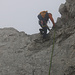 Hinderi Spillgerte: Daniel an der ersten von drei Abseilstellen direkt vom Gipfel. Der Abstieg erfolgte über den Südgrat (Färmelgrat).