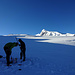 Schneedichte-Messung mit Blick aufs Nordend