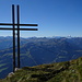 Das Kreuz an der südwestlichen Ecke des Hinderruggs, mit den höchsten Glarnern im Hintergrund.