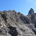 Fortsetzung des Westgrats gesehen vom gleichen Punkt. Der Turm markiert den Einstieg zum Schlussaufschwung des Zahm Andrists und wird links (N) umgangen. 
