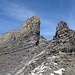 Den markanten Turm bereits hinter mir gelassen. Man umgeht ihn westseitig durch die trichterförmige Rinne links. Auch den Turm im Vordergrund umgeht man offensichtlich westseitig.