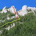 Der ungefähre Zustieg und die Kletterroute. Der Zustieg ist nicht einfach zu finden und in steilem Gelände. 
