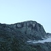Il <b>Pizzo Cassinello (3103 m)</b> visto dall'Alpe Scaradra di sopra (2180 m).