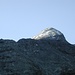 Il <b>Pizzo Cassimoi (3128 m)</b> visto dall'Alpe Scaradra di sopra (2180 m).