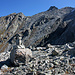 Ein seltener Steinmann im Aufstieg. Der Gipfel (nicht aber das Kreuz) der Rotbühelspitze ist als Kuppe am rechten oberen Bildrand sichtbar.