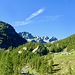 Blick zur Alpe di Sfii während des Aufstiegs zum Lago di Sfii.