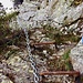 Wegpassage mit Ketten und Steigbügeln im Abstieg von der Cima del Lago zum Lago del Pèzz.