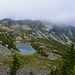 Noch einmal ein Blick zurück auf den Lago del Pèzz, während wir zum Rosso di Ribia aufsteigen, bevor er unseren Blicken gänzlich entschwindet. 