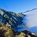 Im Aufstieg an einer der exponierten Stellen auf dem Weg zum Rosso di Ribia. Ein herrlicher Tiefblick auf's Nebelmeer.