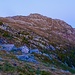 Alpe Ribia mit ihren Gebäuden und dem Salariel im Hintergrund.
