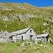 Die Alphütten auf der Alpe di Porcaresc sind alle, inklusive den Stallungen, komplett restauriert worden. Das hinterste Gebäude mit dem Blechdach bei der Fahnenstange ist die Bergstation der neu erstellten Transportseilbahn. Diese überwindet 350 Höhenmeter. 