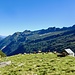 Ein Blick auf die Alpe di Porcaresc etwas oberhalb während wir zum Passo della Cavegna hochsteigen.