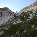Wenn sich die Route in steilerem Gelände dann nach oben wendet, sind immerhin noch erdige Tritte deutlich auszumachen.