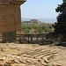 All'esterno del museo archeologico con sullo sfondo il tempio di Giunone