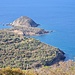 <b>Dopo il lungo viaggio di ieri di 451 km, più il traghetto, durato complessivamente sette ore e quarantatre minuti, oggi me la prendo comoda; è una pedalata d’ambientamento, distensiva, che si sviluppa su sterrate panoramiche, nel profumo della macchia mediterranea. <br />Le vedute sul Tirreno, sui rilievi e sulle baie allargano il cuore. Benché in questa stagione i fiori della macchia siano scarsi, i fichi d’India colorano i rocciosi versanti del monte e vivacizzano il paesaggio. </b>