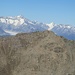 Namenloser Gipfel am Grat vom Mattwaldhorn zur Fletschhornhütte, dahinter Berner Alpen