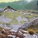 Am beeindruckendsten sind im ersten Abschnitt die Tiefblicke nach links, schließlich geht es hier 800 Meter runter. An vielen Stellen kann man die Chammhaldenroute von oben einsehen, und man erkennt sofort, wie raffiniert sie jede der wenigen Schwachstellen in der Wand ausnutzt, um sich von der Chammhalde heraufzuschlängeln.