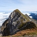 Der folgende, mit einem Steinmann gekrönte Gipfel, ist jener, der hier in Hikr mit dem Wegpunkt "Hüenerberg, 2312m" bedacht ist, tatsächlich bezieht sich diese Bezeichnung aber auf den gesamten Bergrücken. 