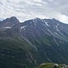 Blick vom Ancien Refuge du Mont Pourri zu l'Aliet und Sommet de Bellecote. Fast bis zum Gipfel des Sommet de Bellcote führt von der anderen Seite das Skigebiet von La Plagne.