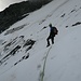 Aufstieg über den Glacier du Grand Col durch aufgeweichten Neuschnee. Im hinteren Teil des Gletschers die steinschlägige Zone.