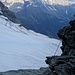 Nach der Verschneidung (vorhergehendes Bild), führt der Abstieg zum Glacier du Geay anschließend über die Plattenrampe nach rechts unten.