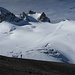 Vom Gare des Ruillans auf 3200 m kann man die gesamte Tour sehen: über den Gletscher zur steilen Gipfelflanke, diese halb hinauf und sodann nach links zum Ansatz des felsigen Ostgrats (der Grat, der auf den Betrachter hinzieht) queren und über diesen zum Gipfel. Abstieg: vom Gipfel nach rechts zum höchsten Punkt der steilen Gipfelflanke, diese absteigen und anschließend am Aufstiegsweg wieder zum Gare des Ruillons zurück.