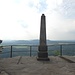 An den Besuch Augusts des Starken erinnert heute ein vier Meter hoher Obelisk auf dem Gipfelplateau.