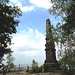 1889 wurde hier ein sechzehn Meter hoher Obelisk aufgestellt, aus Anlass des 800-jährigen Bestehens des sächsischen Herrscherhauses der Wettiner.